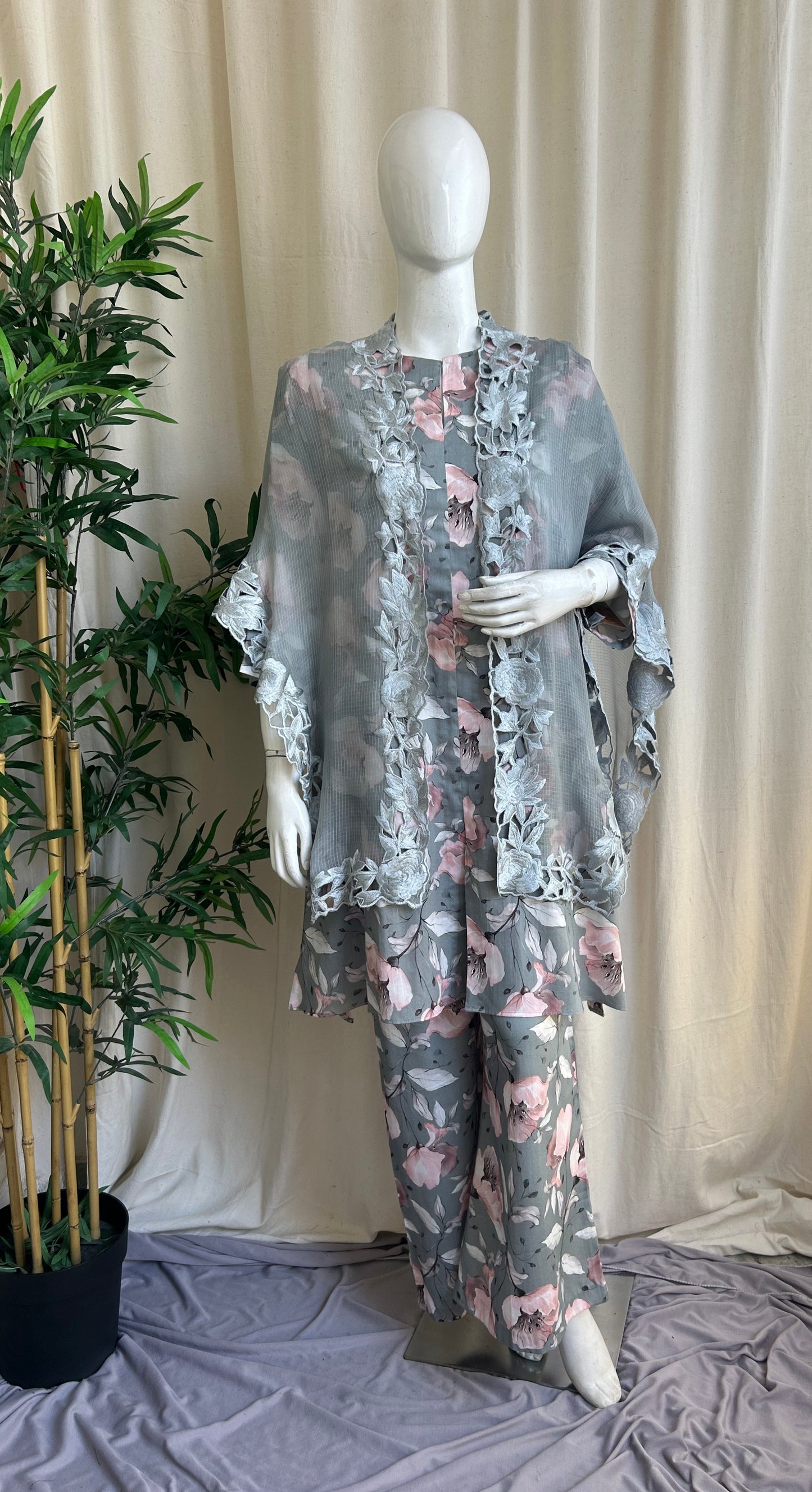 Gul-e-Dhoop Cape Set