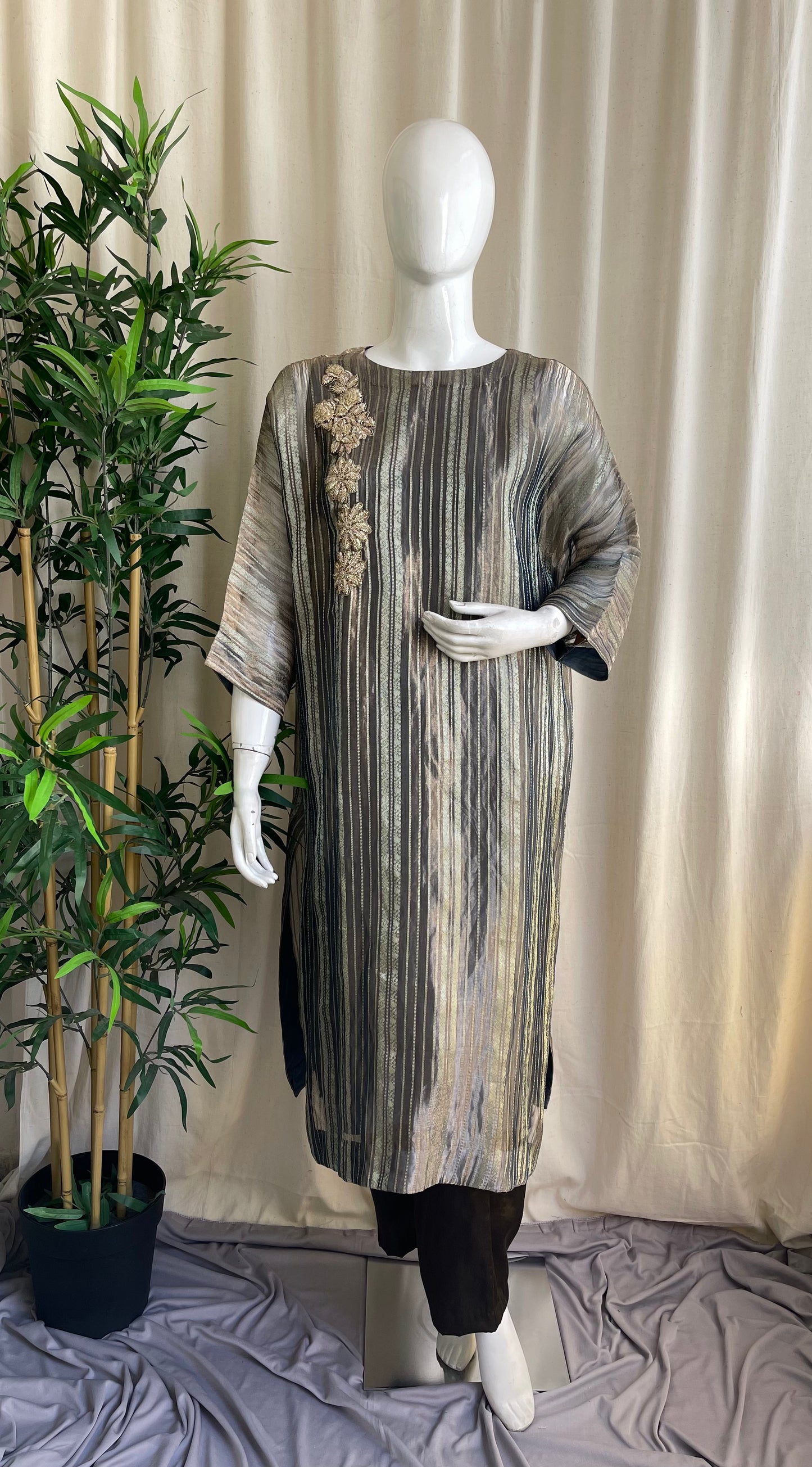 Sunehri Gul Kaftan Set