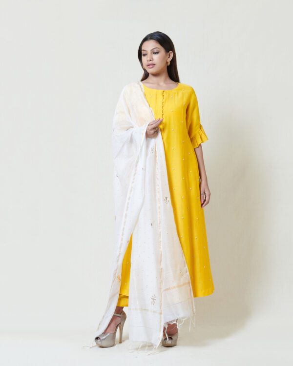 Kurta with hand embroidered french knot butis complemented with a chanderi mukaish dupatta and straight pants