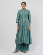 Kurta with thread hand embroidered french knot butis and detailing at the bodice
