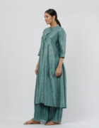 Kurta with thread hand embroidered french knot butis and detailing at the bodice