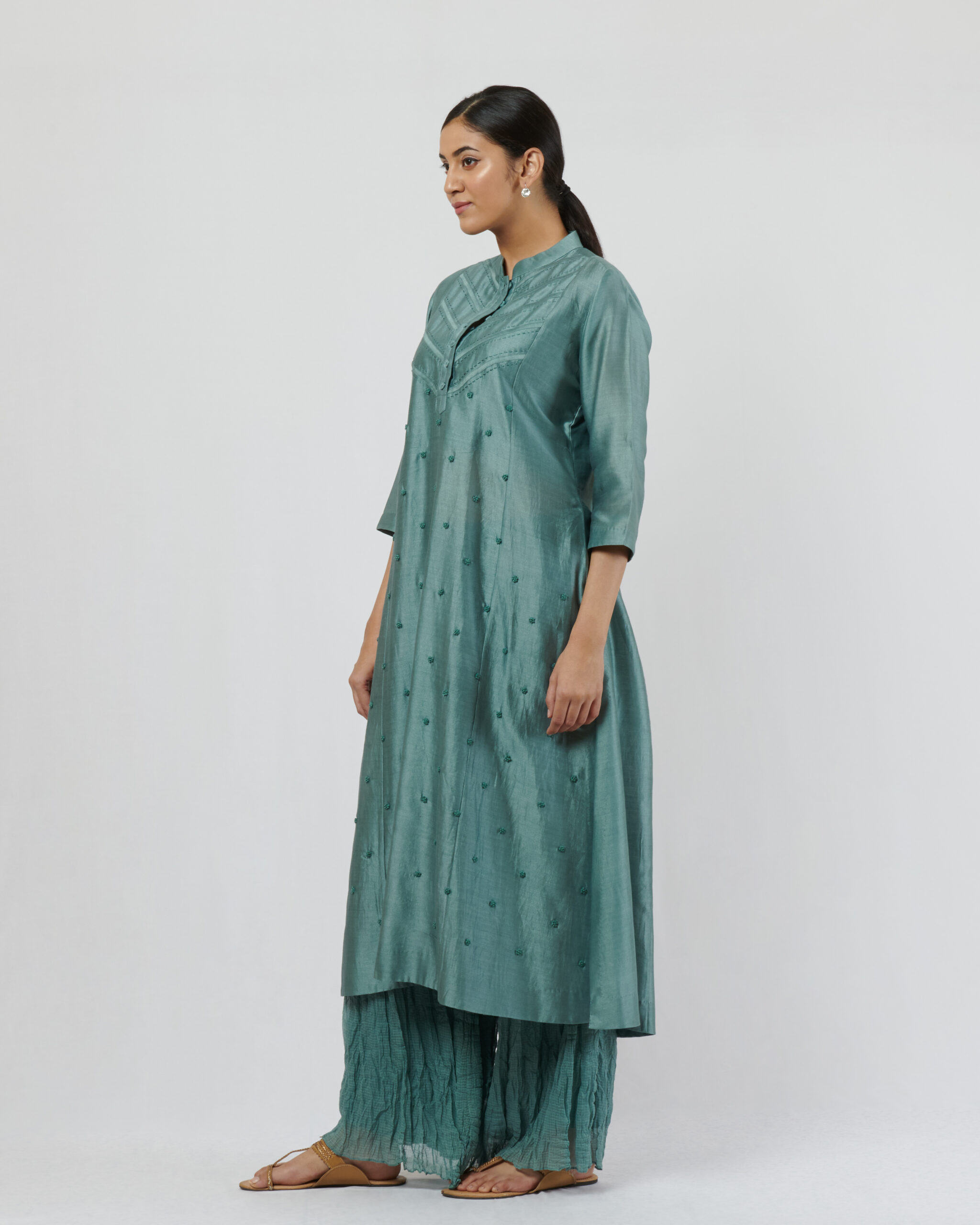 Kurta with thread hand embroidered french knot butis and detailing at the bodice