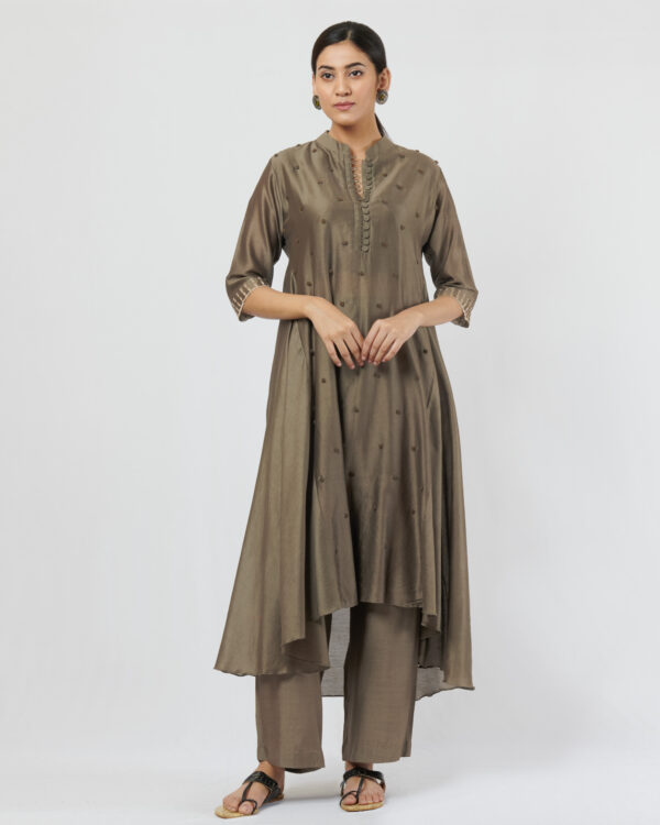 Chanderi kurta adorned with thread french knot hand embroidered butis complemented with straight pants