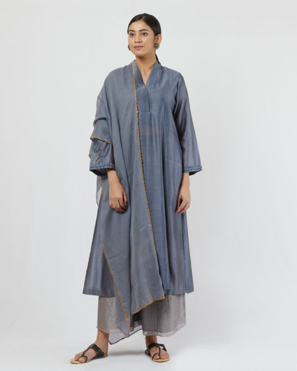 kurta with thread embroidered butas at one sleeve