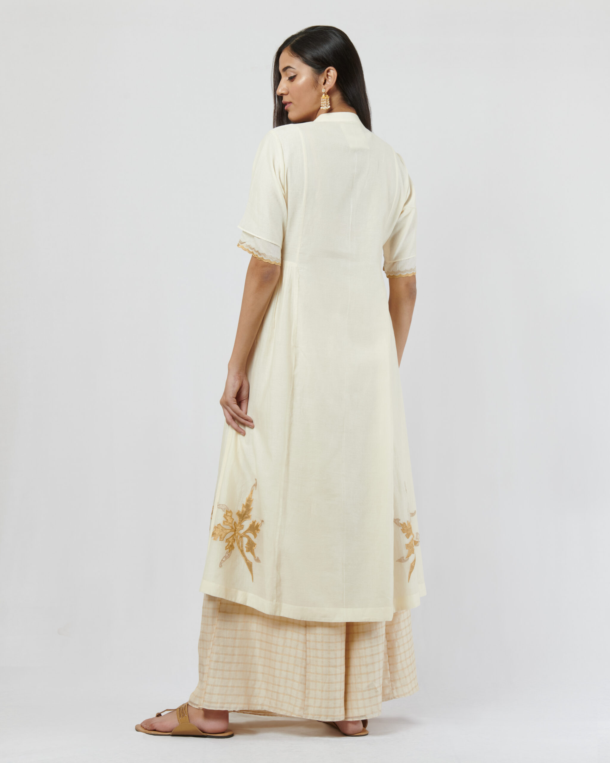 Ivory kora chanderi kurta with kanchi tissue applique butas detail